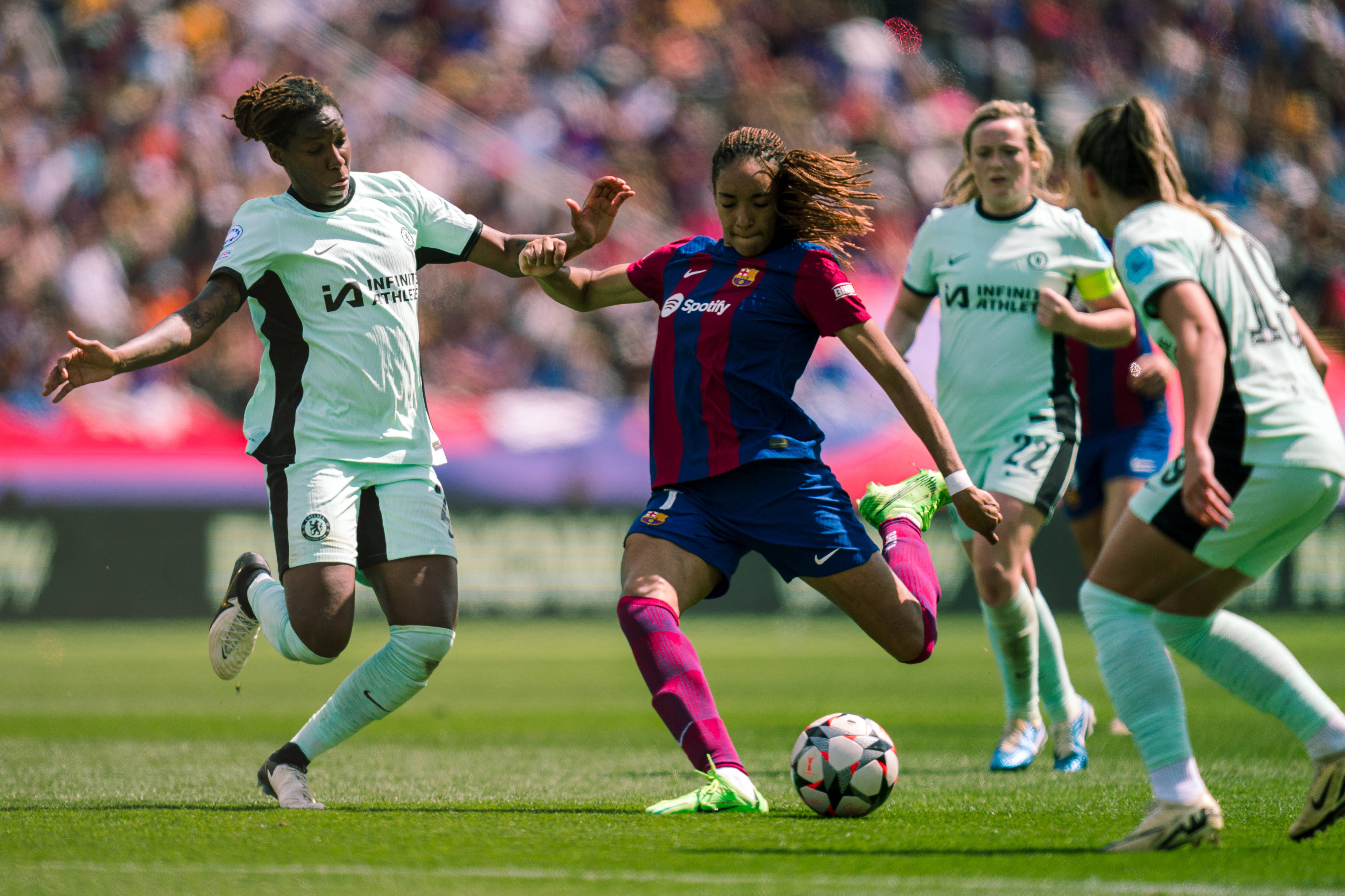 足球赛事的精彩程度不断升级，吸引众多目光