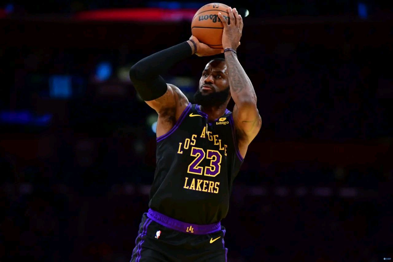 独行侠绝杀时刻，火箭点燃赛场，詹姆斯迎来胜利！